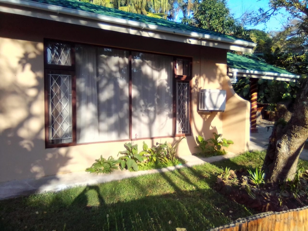 Umtentweni Caravan Park: Our 10 sleeper main house